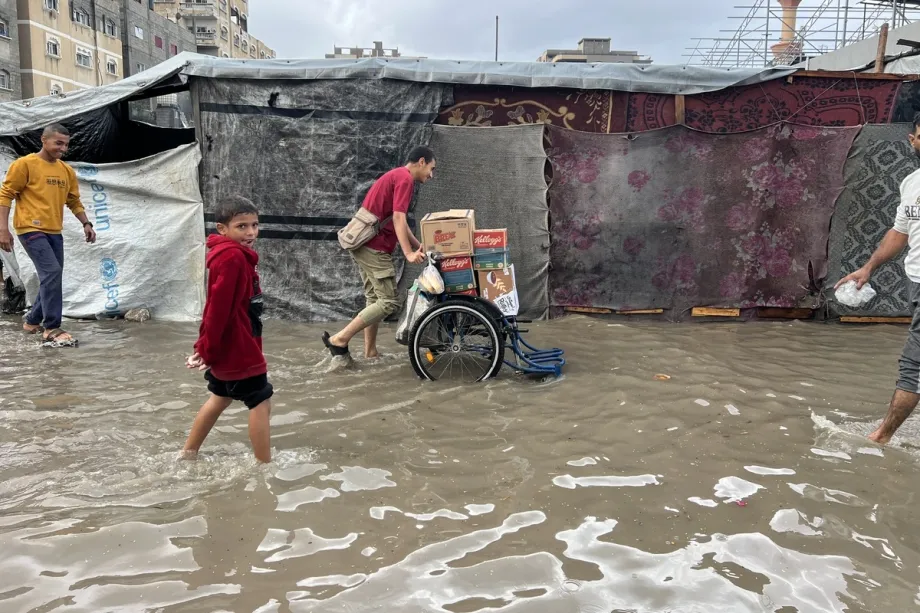 Dozens of tents for displaced Palestinians flooded by heavy rains in southern Gaza – Middle East Monitor