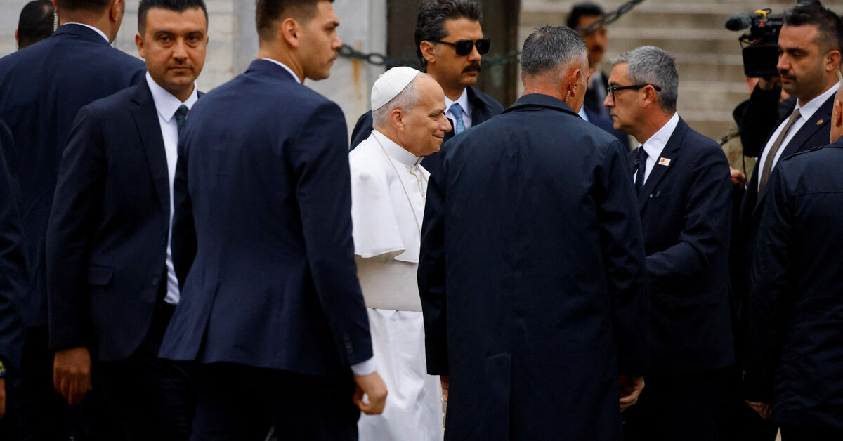 Pope removes shoes but doesn’t pray on visit to Istanbul’s Blue Mosque