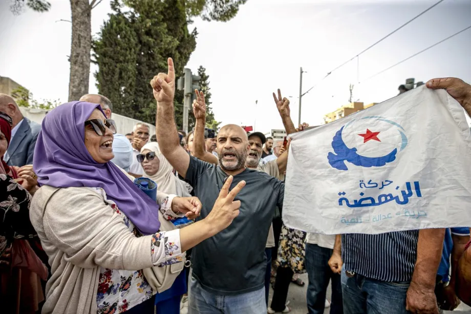 Tunisian court jails nine Ennahda leaders on state security charges – Middle East Monitor