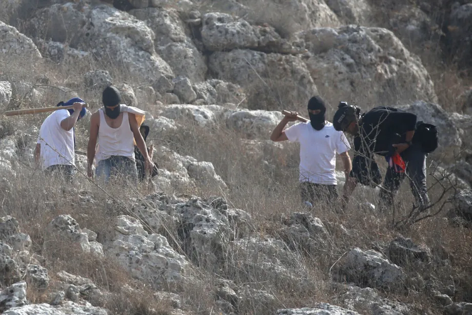 4 foreign activists injured by illegal Israeli settlers’ attack in occupied West Bank – Middle East Monitor