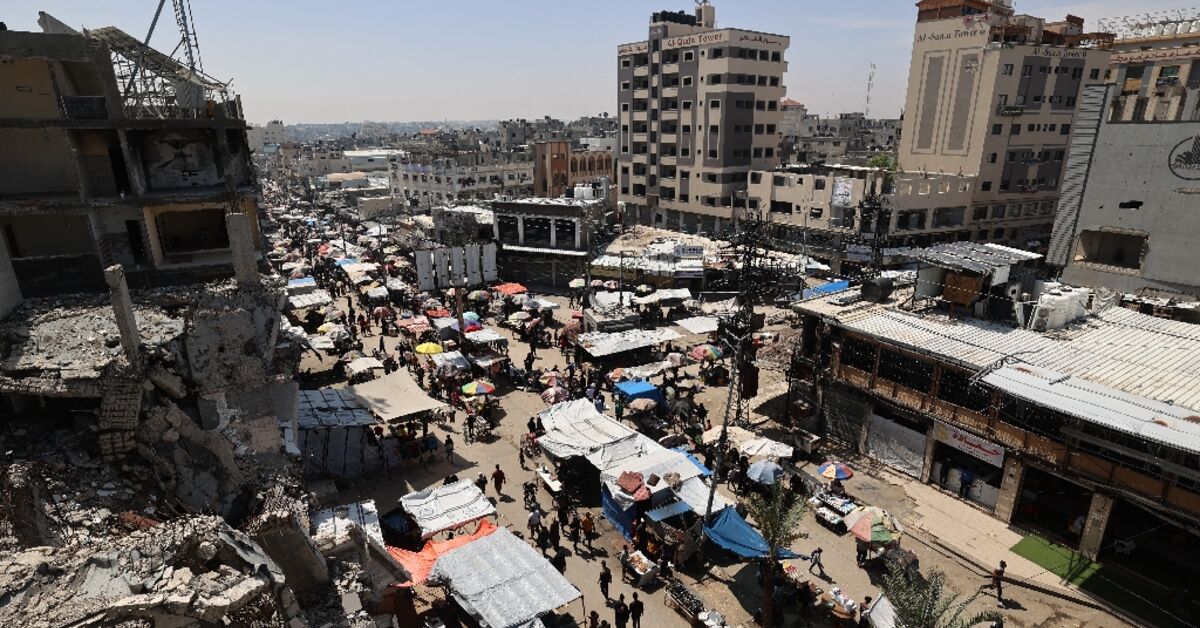 The tiring task of repairing Gaza’s tattered banknotes