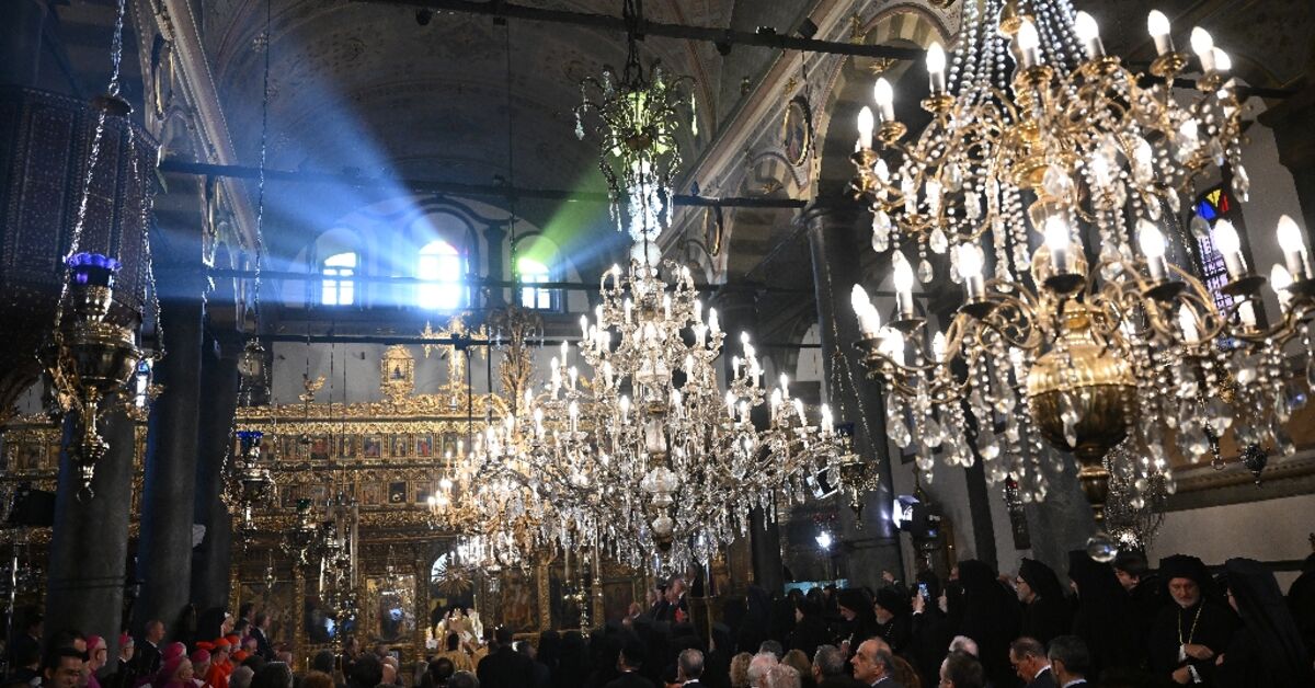 In Istanbul, pope meets bereaved family, prays with Armenians