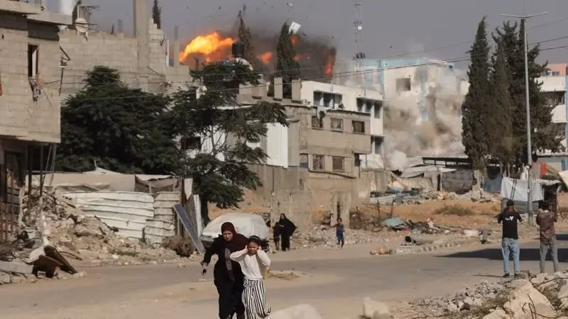 Aerial and artillery raids target Gaza and injure a girl in Rafah