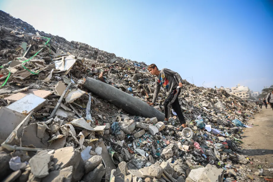 Hundreds of reports of unexploded bombs as engineering teams work with almost no resources – Middle East Monitor