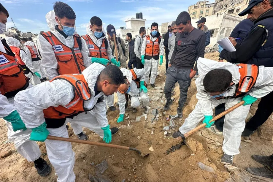 Gaza Civil Defence continue the search for dead under rubble – Middle East Monitor