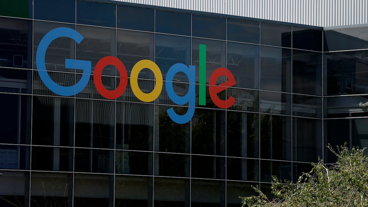 Apple, Google tell workers on visas to avoid leaving the U.S. amid Trump immigration crackdown