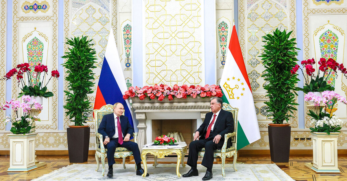 Tajikistan is in talks with Russia about helping guard its Afghan border, security sources say