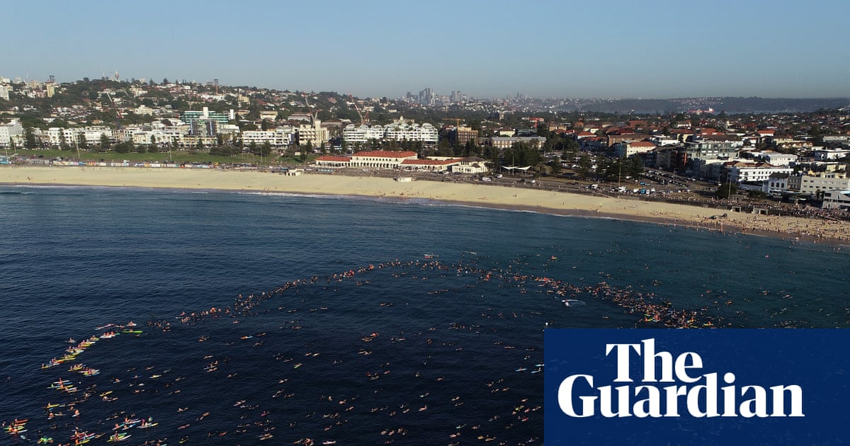 Bondi paddle-out sends waves of ‘love and peace’ to honour shooting victims | Bondi beach terror attack