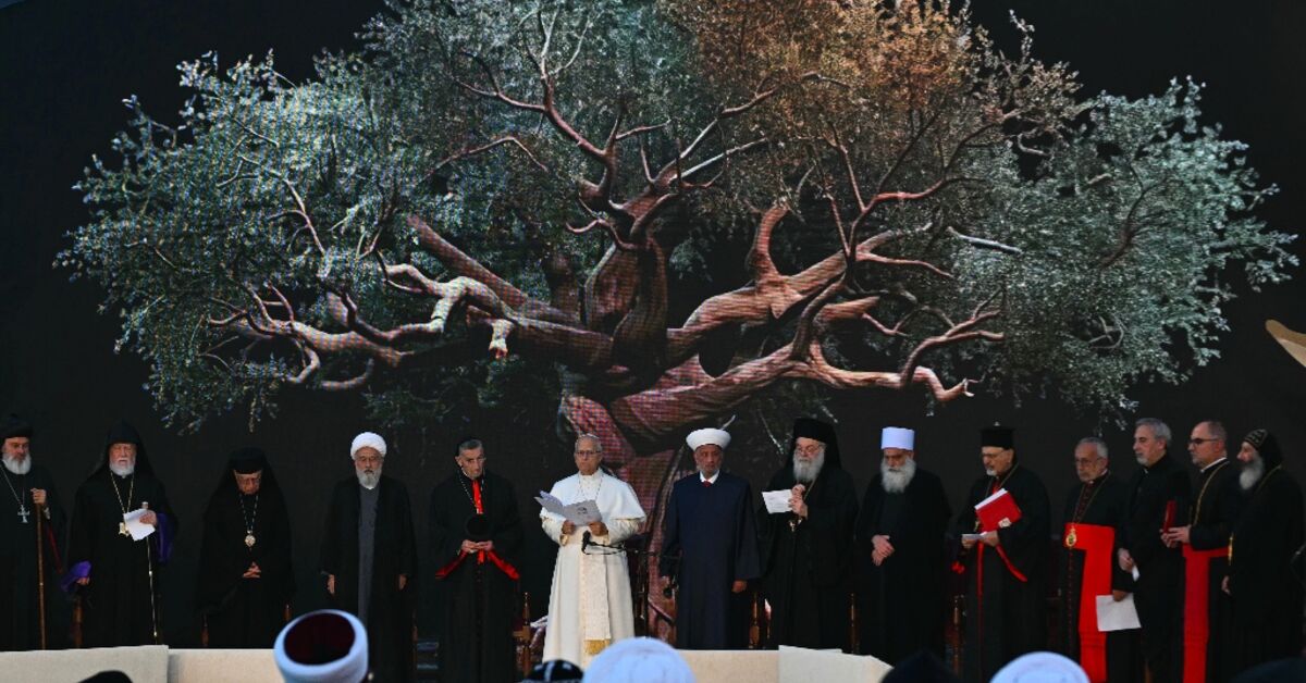 Pope preaches unity at gathering of Christian, Muslim leaders in Beirut