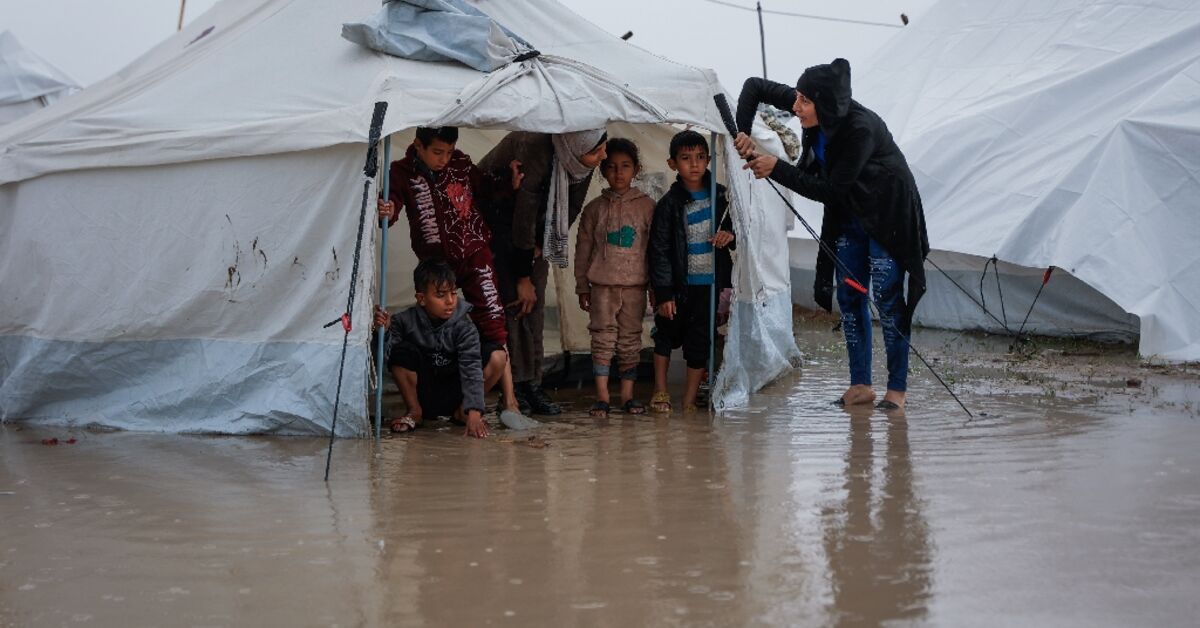 Winter storm brings fresh hardship to displaced Gazans