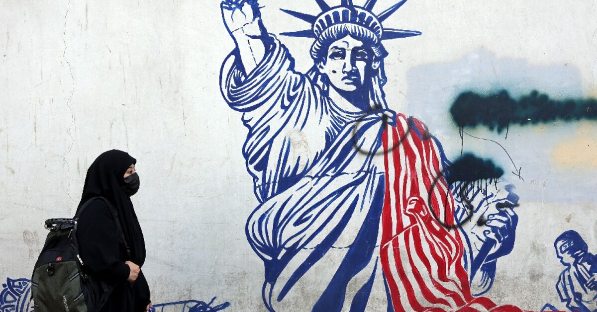 Iran, US hold talks in push to avert war