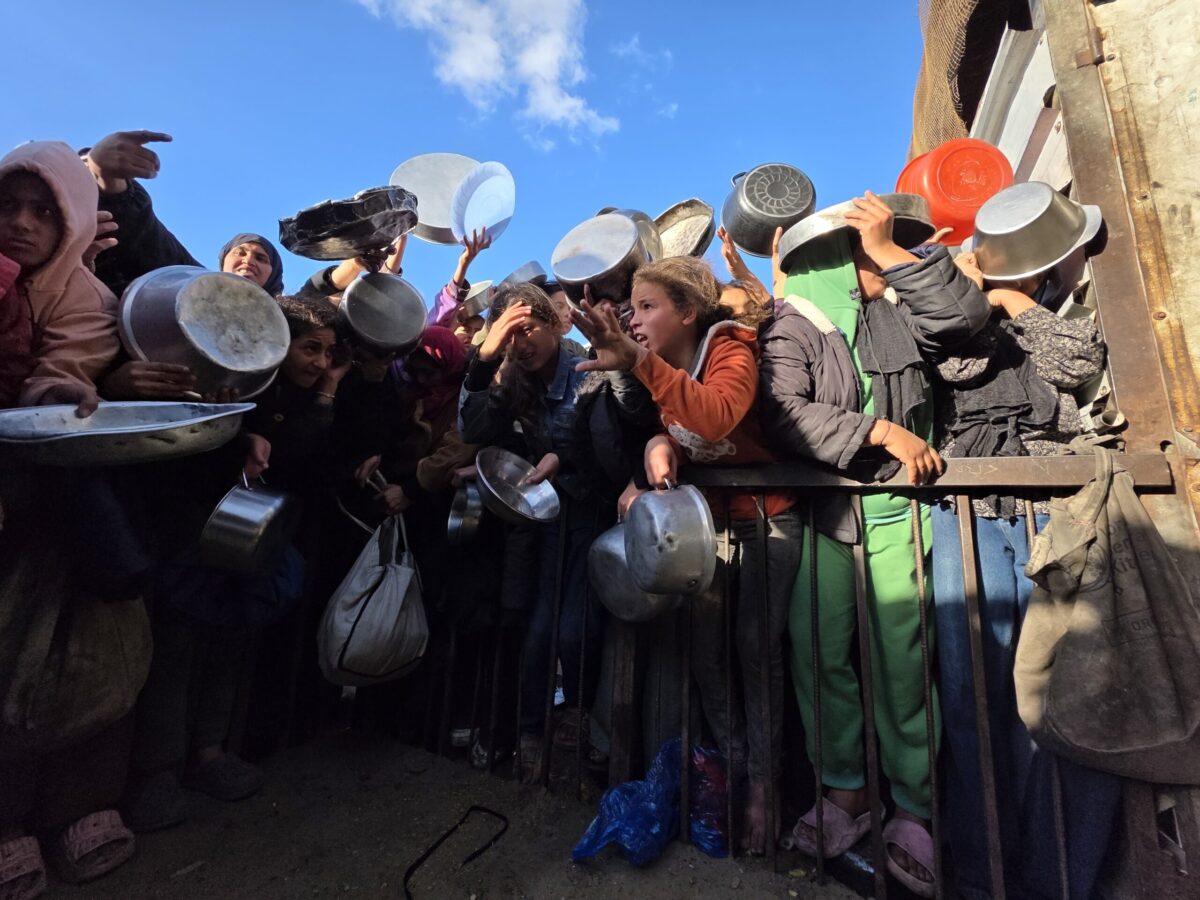 A charity organization distributes meals to displaced Palestinians at the al-Mawasi area during the holy month of Ramadan, as food shortages continue amid Israeli attacks and ongoing restrictions on the entry of aid in Khan Yunis, Gaza on February 26, 2026. [Mohammed Eslayeh - Anadolu Agency]