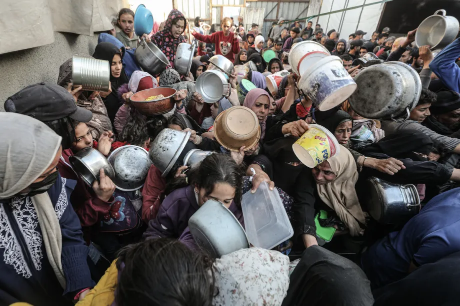 Humanitarian aid to Gaza drops sharply amid crossing restrictions – Middle East Monitor