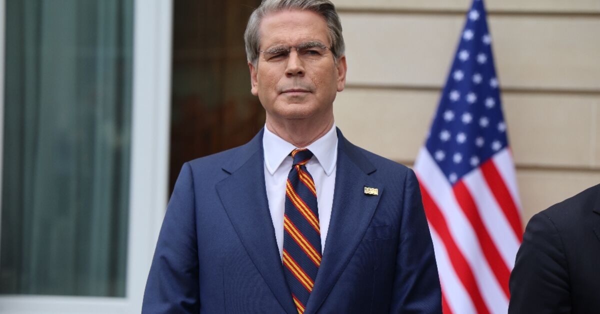 US mulls lifting sanctions on Iranian oil at sea despite war on Tehran