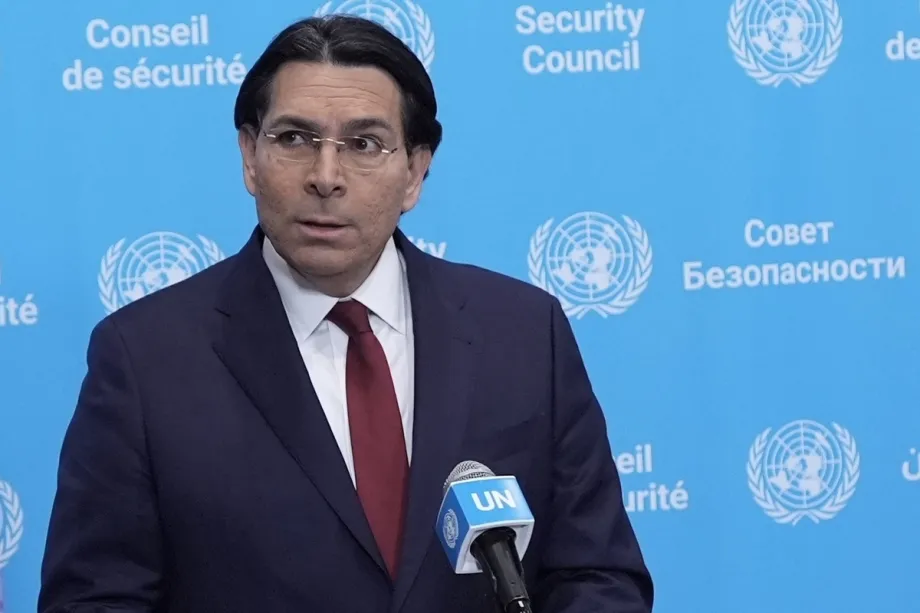 Israel’s UN envoy dodges question about white phosphorus use in Lebanon – Middle East Monitor