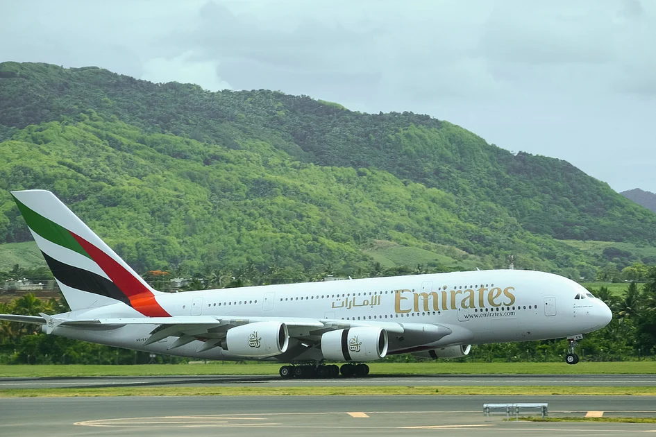 UAE airlines resume limited commercial flights amid ongoing military conflict