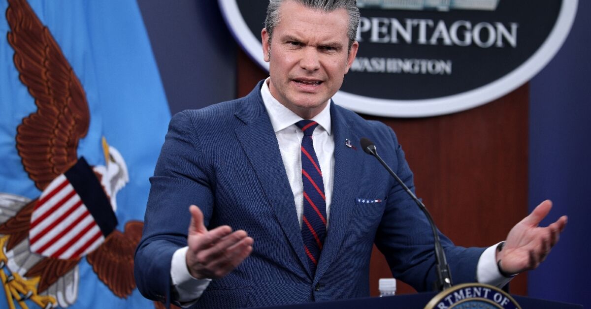 Pentagon limits info, clashes with press over Iran