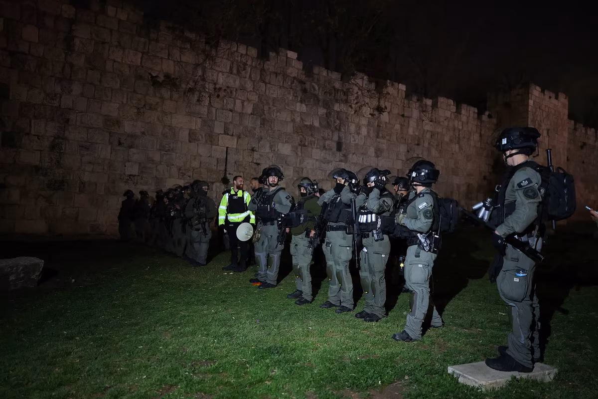 Occupation suppresses worshippers around Al-Aqsa and escalates pursuit of journalists in Jerusalem