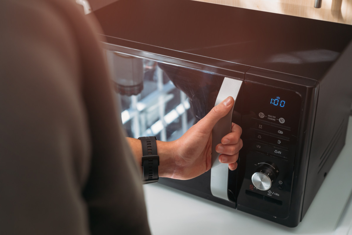 Oncologists Say: Stop Microwaving Food in Plastic To Reduce Cancer Risk