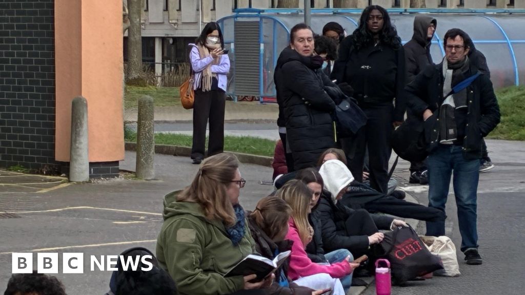 Meningitis cases rise as vaccine queues continue in Kent – BBC