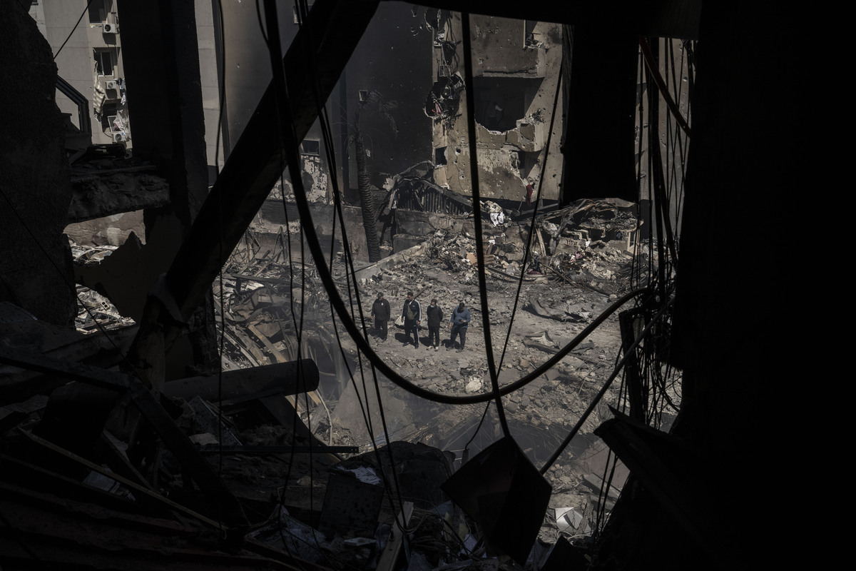 Civilians inspect the site as a residential building lies in ruins and surrounding structures show heavy damage after an Israeli strike hits Corniche Al-Mazraa district in Beirut, Lebanon on April 09, 2026. [Murat Şengül - Anadolu Agency]