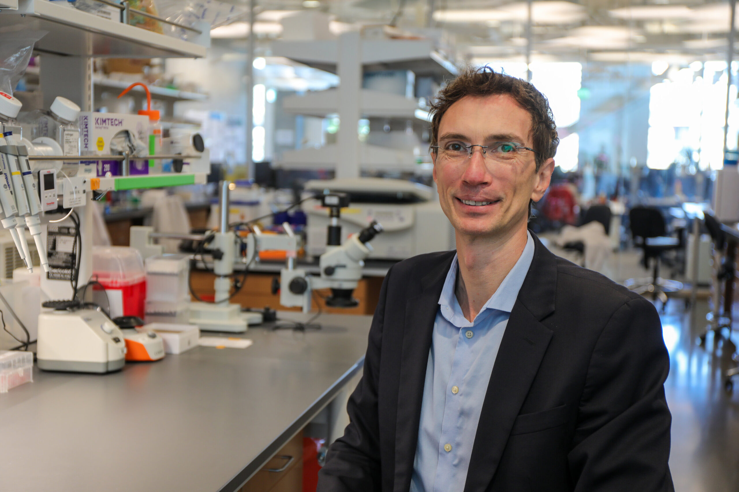 Microchip nanoparticle test spots pancreatic cancer in blood, outperforming biopsy in early trial
