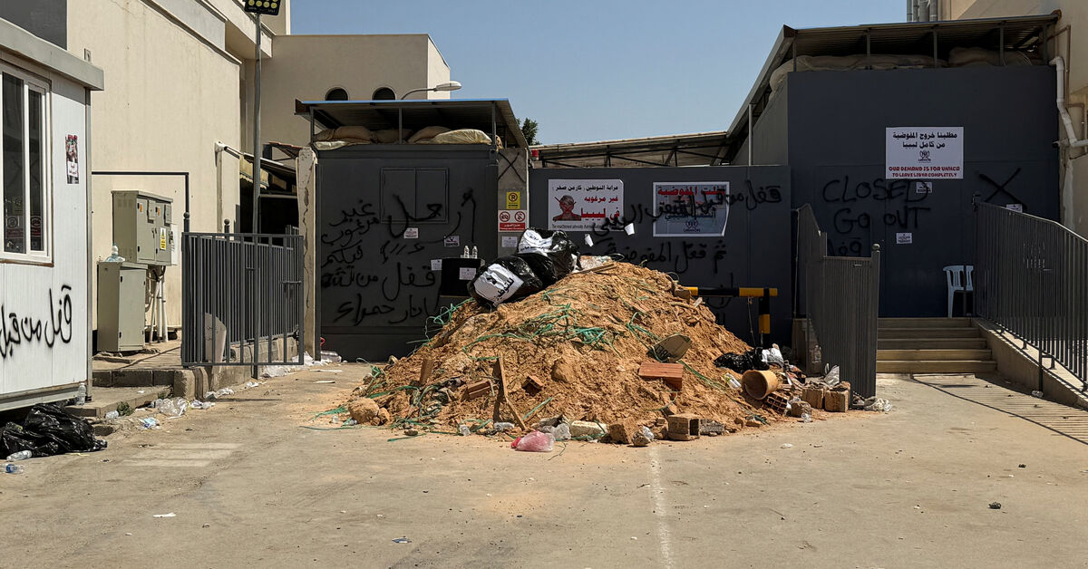 Libyans block off UN refugee office in protest against migrants