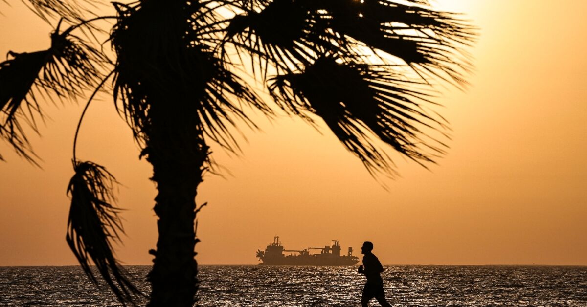 Iran targets Bahrain and Kuwait after renewed US strikes