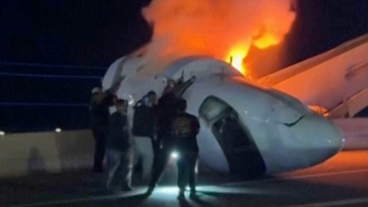 Dramatic rescue after plane crashes onto Texas highway | Aviation News