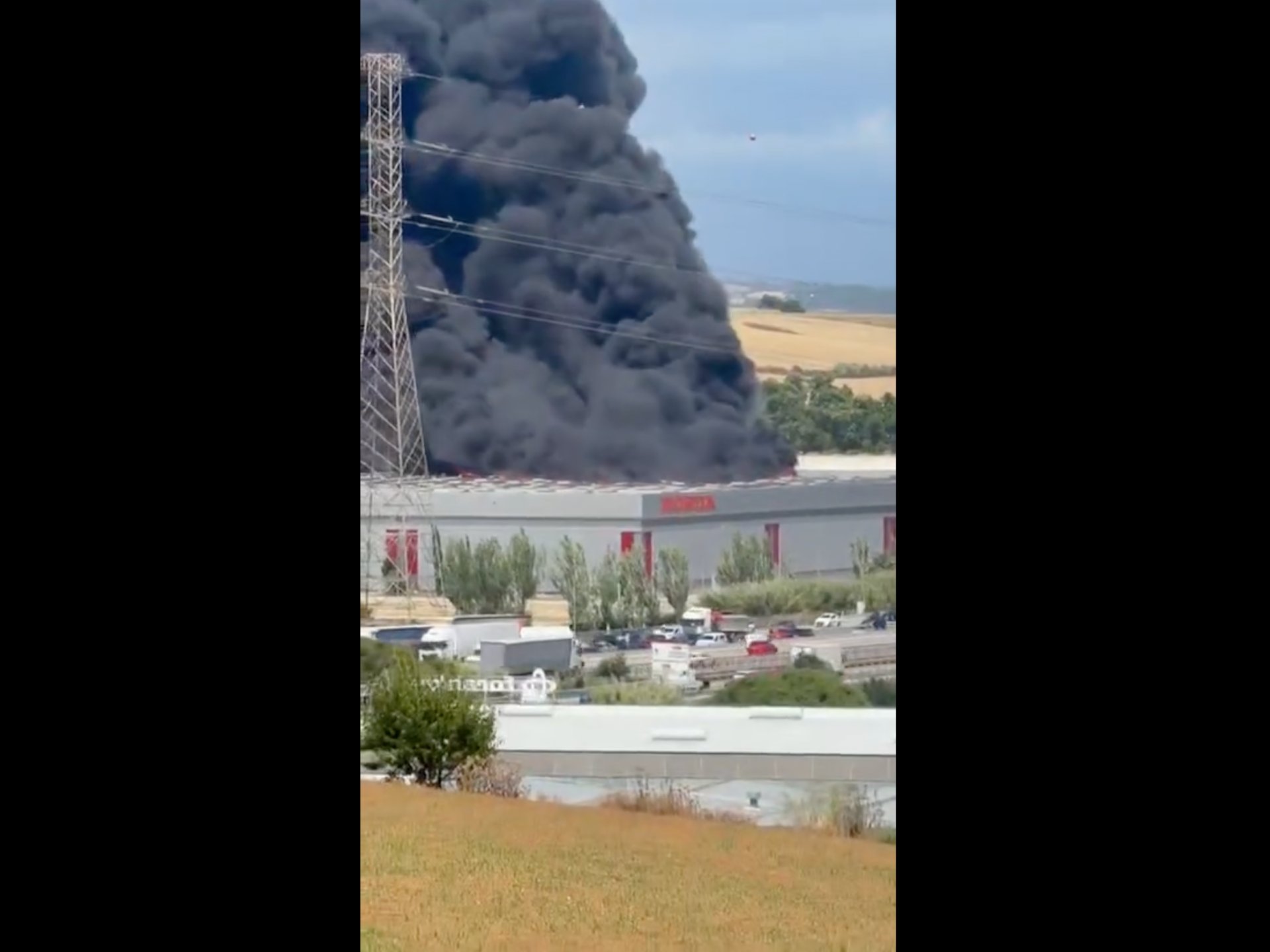Huge fire erupts at Honda warehouse in Barcelona | Newsfeed
