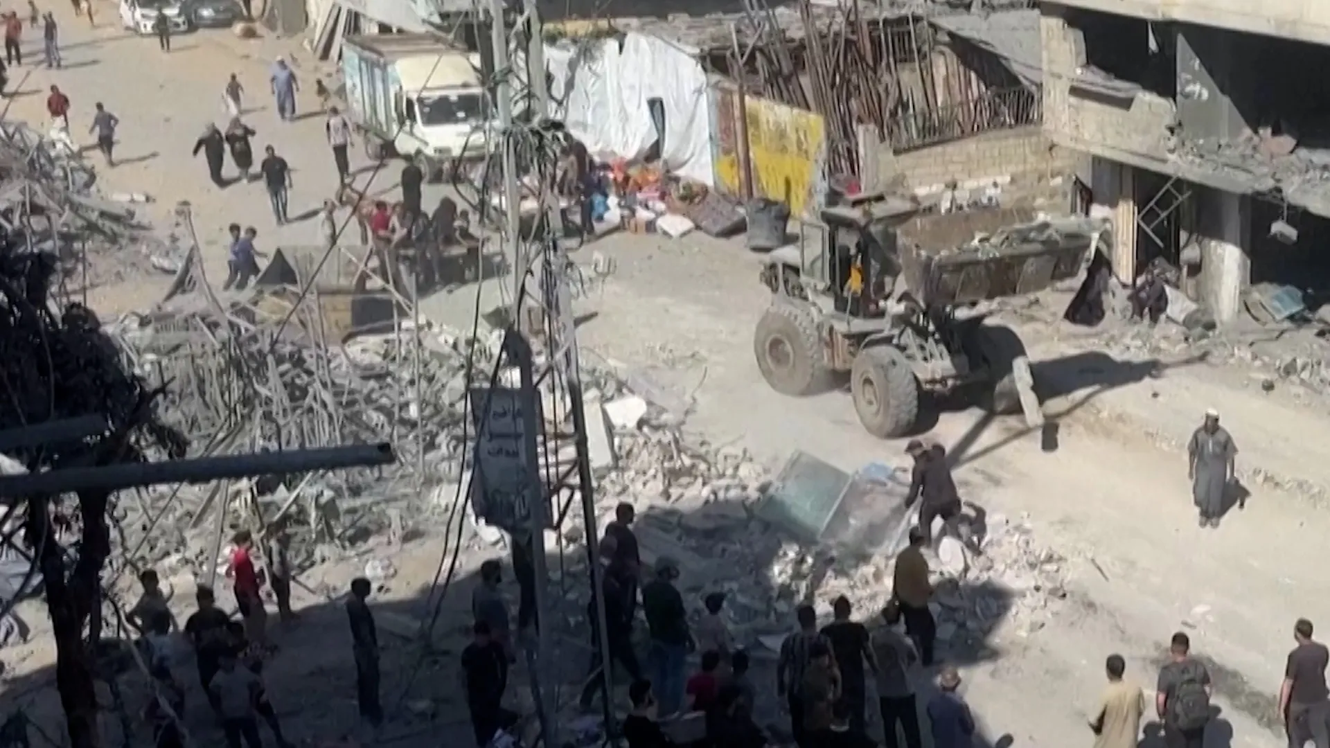 Families clear rubble after overnight Israeli strikes in Gaza | Newsfeed