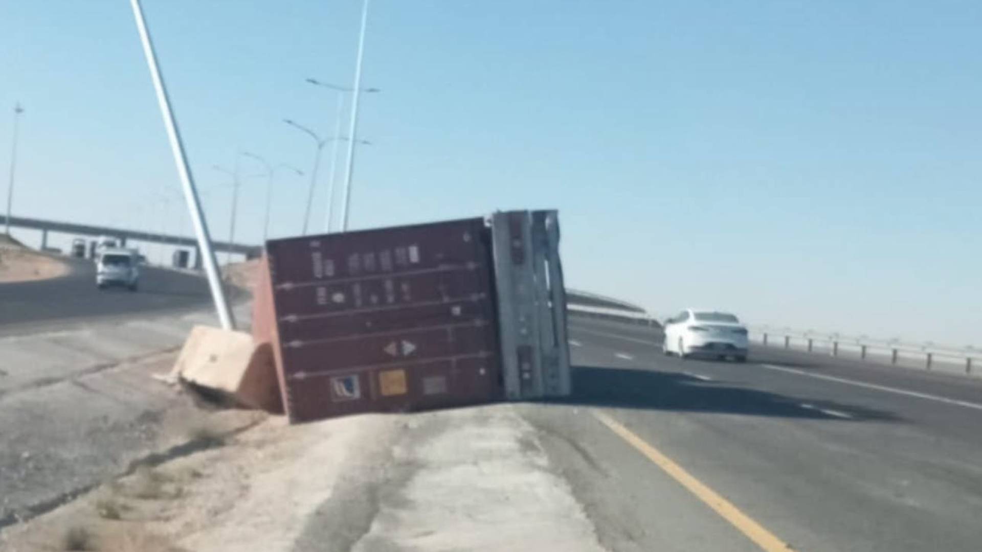 رؤيا الإخباري | الدوريات الخارجية: إعاقة جزئية للسير على الطريق الصحراوي إثر تدهور رأس قاطرة وانقلابها